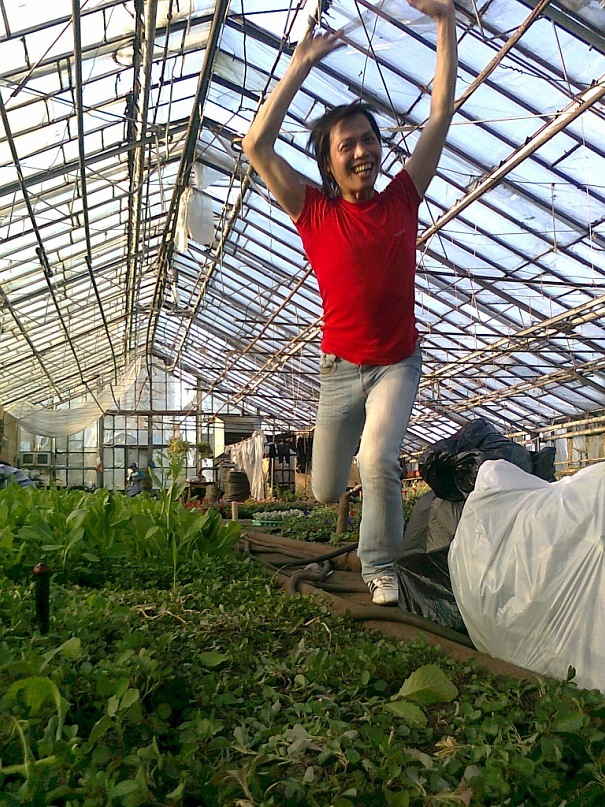 Hái rau kiểu gì vậy? Vì vẫn còn hào hứng sau buổi truyền giảng với 25 người được cứu! 